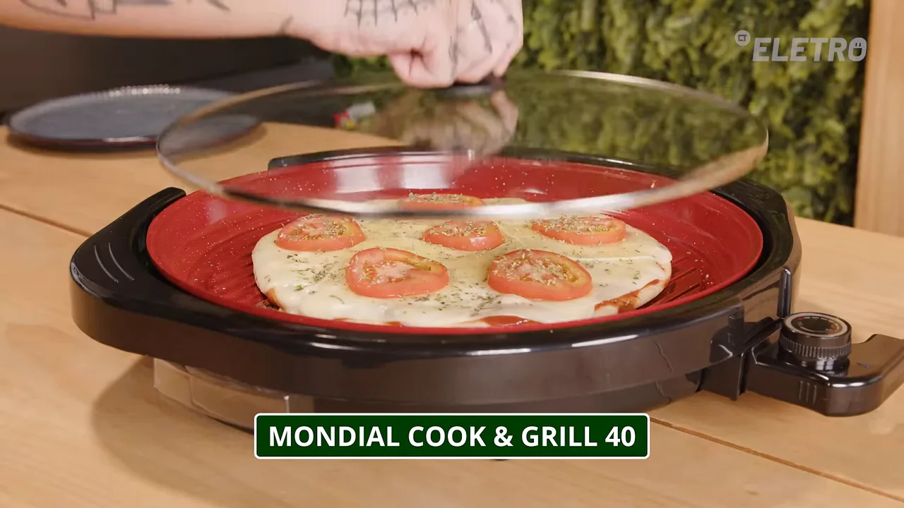Colocação da tampa de vidro sobre pizza no grill elétrico