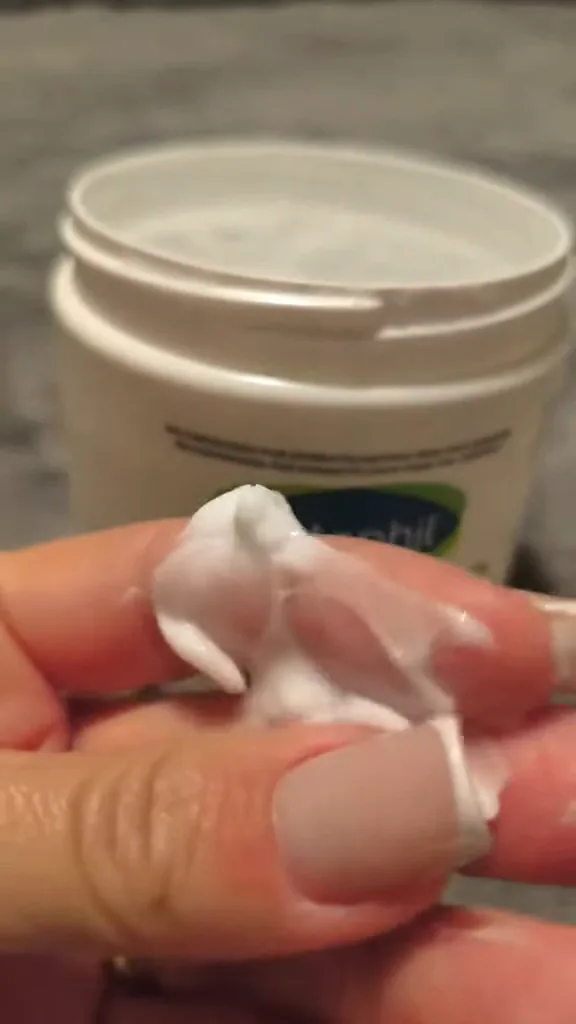 Demonstração da textura rica e cremosa do hidratante Cetaphil