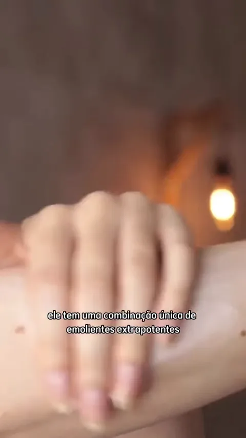 Aplicação e espalhabilidade do creme hidratante Cetaphil na pele do braço
