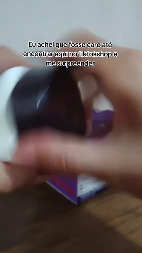 Abertura do pote do creme Revitalift Hialurônico exibindo sua textura