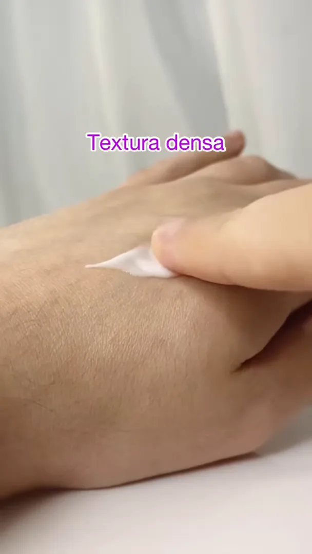 Aplicação do creme Revitalift Hialurônico Noturno no dorso da mão