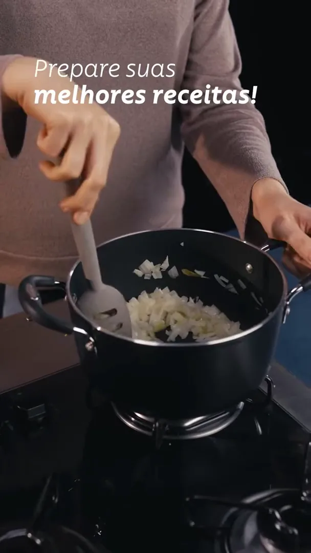 Caçarola antiaderente Tramontina Mônaco refogando ingredientes em fogão a gás