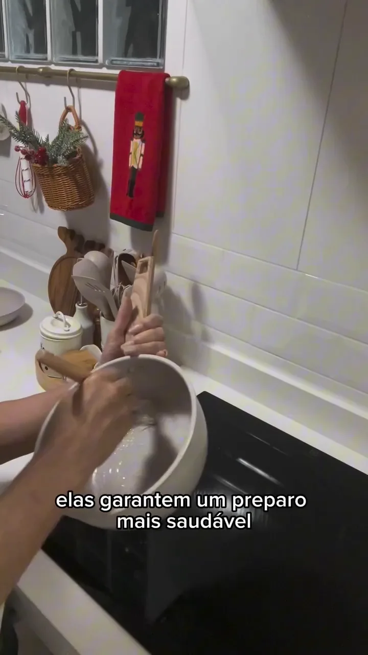 Untando a panela cerâmica Oster com óleo para processo de cura