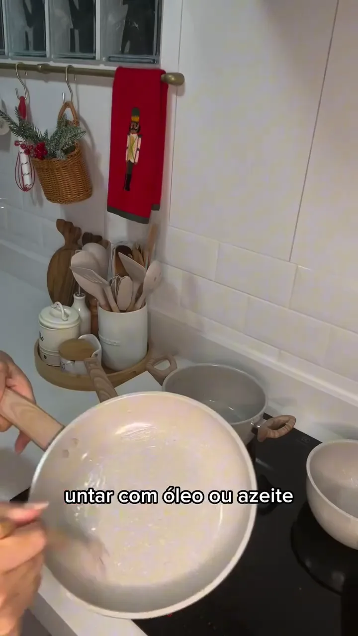 Acomodando a frigideira cerâmica Oster sobre o cooktop de indução