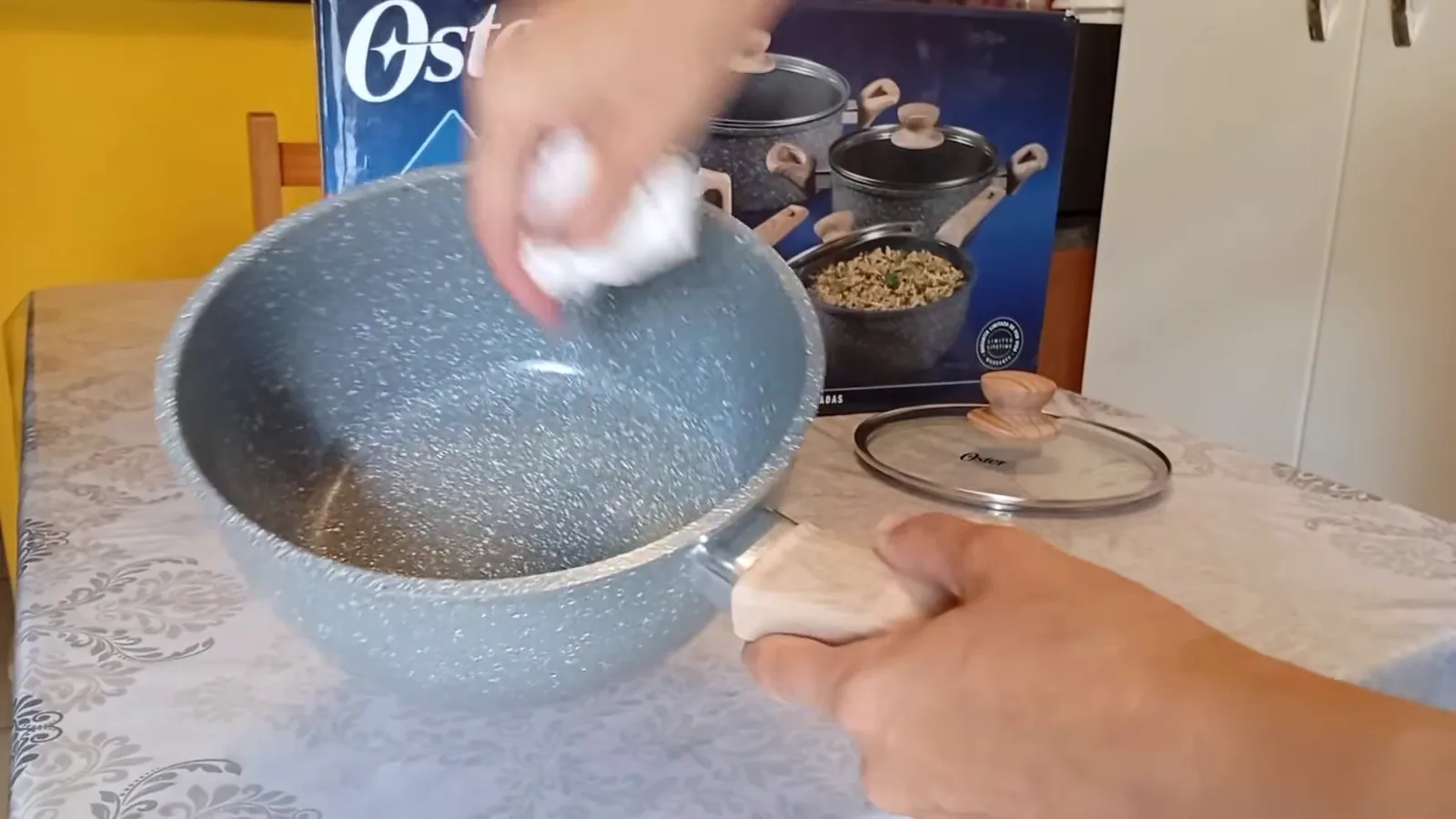 Processo de cura da panela cerâmica Oster com aplicação de óleo