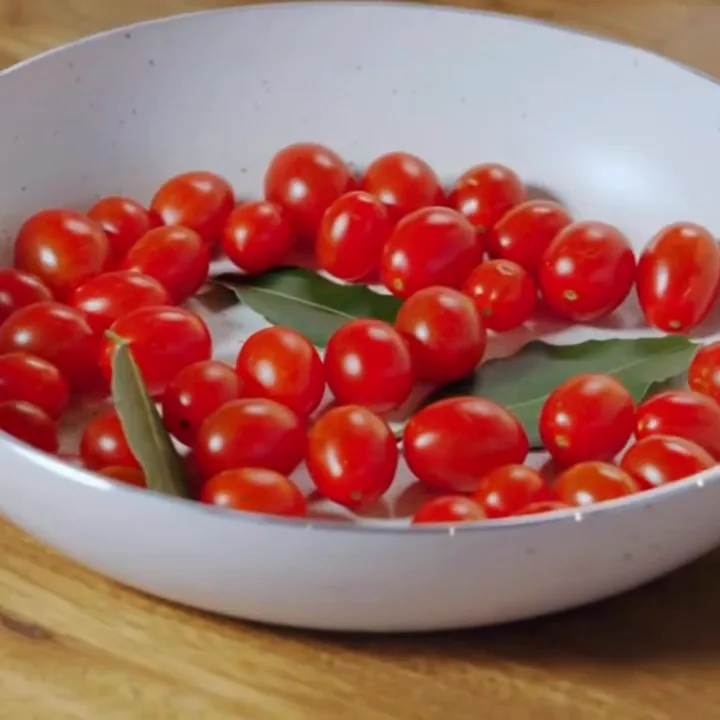 Frigideira cerâmica Brinox com tomates frescos servidos à mesa