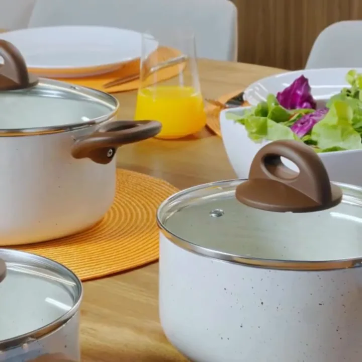 Panelas cerâmicas Brinox compondo a mesa com refeição e salada