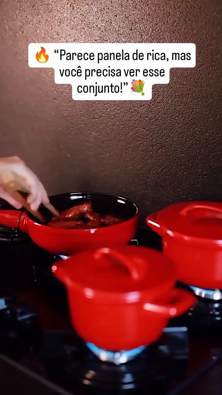 Refogando alimentos na frigideira de cerâmica com panelas no fogão