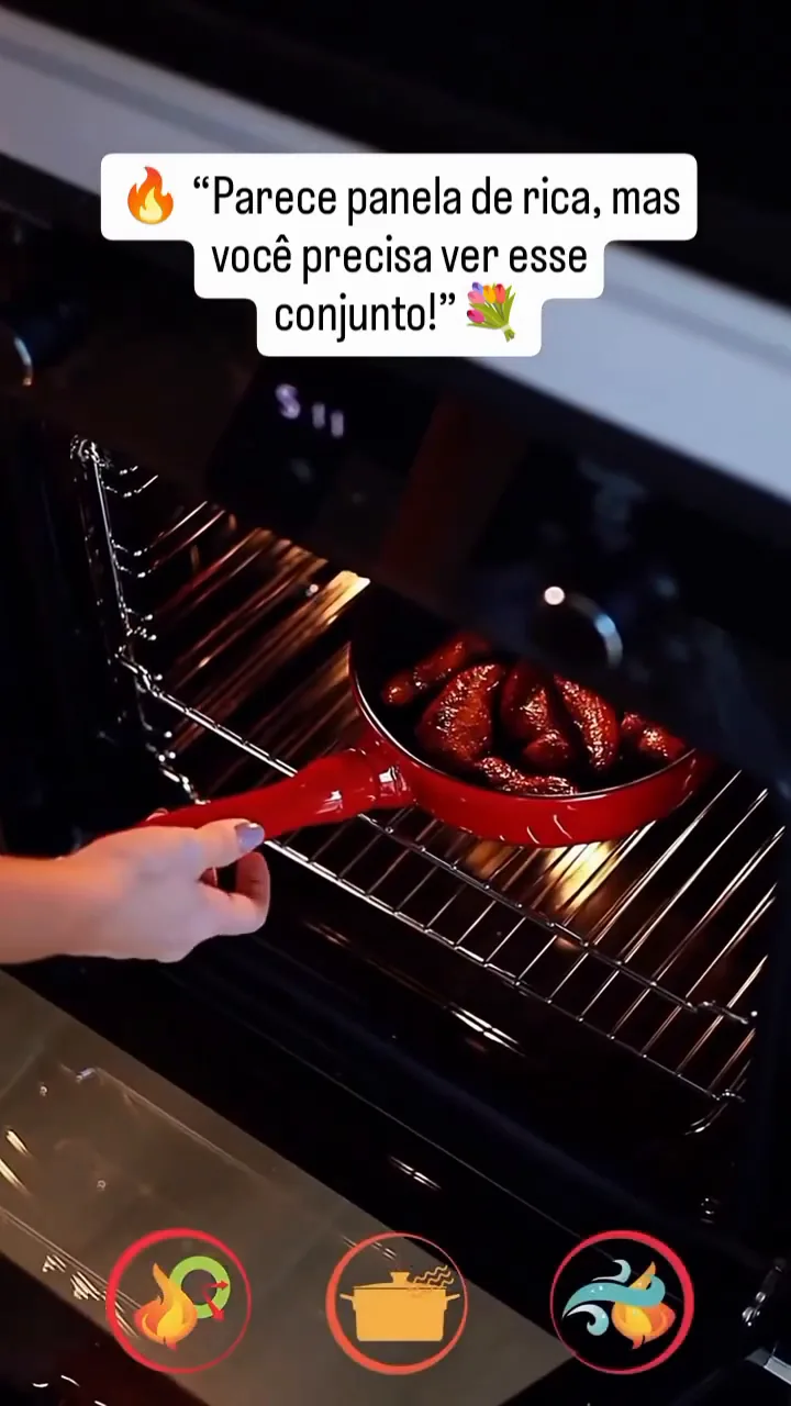 Frigideira de cerâmica com alimentos assados sendo retirada do forno