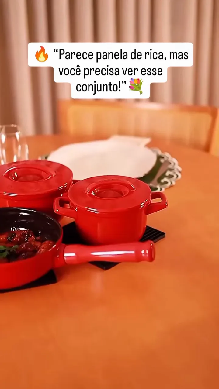 Acomodando as panelas de cerâmica com a refeição pronta na mesa