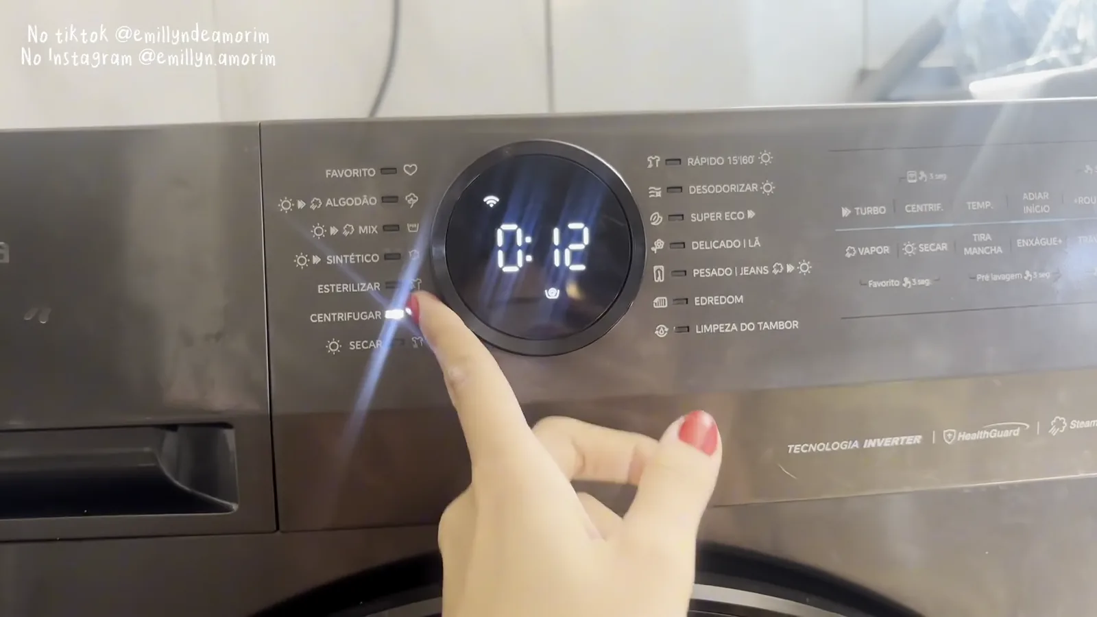 Seleção de programas no botão digital da lava e seca Midea