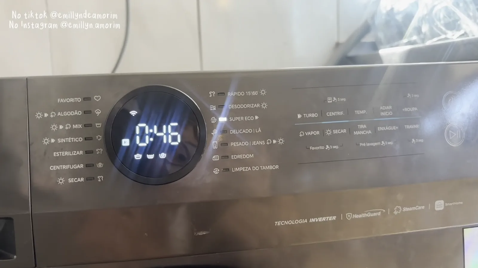 Acionamento da função turbo no painel da lava e seca Midea