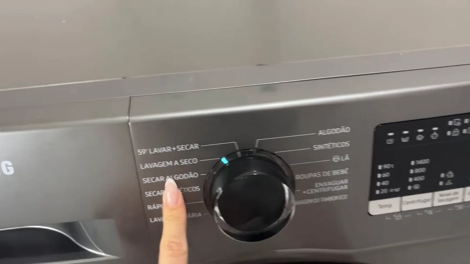Seleção do ciclo de lavagem a seco no painel digital Samsung