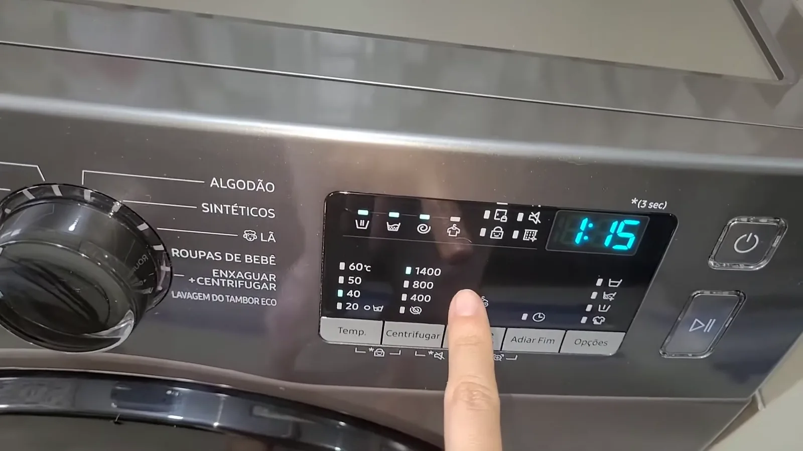 Painel digital exibindo ciclo de lavagem e centrifugação a 1400 rpm