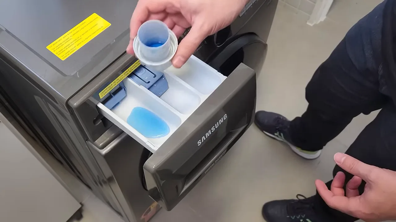 Colocando sabão líquido no compartimento da lava e seca Samsung