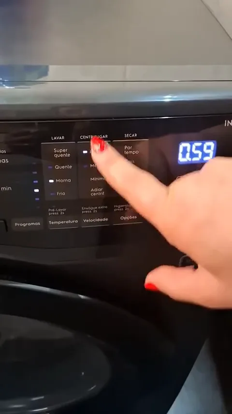 Painel Full Touch da lava e seca Electrolux sendo configurado