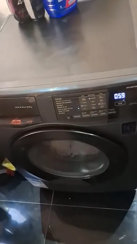Lava e seca Electrolux AutoSense em funcionamento durante a lavagem