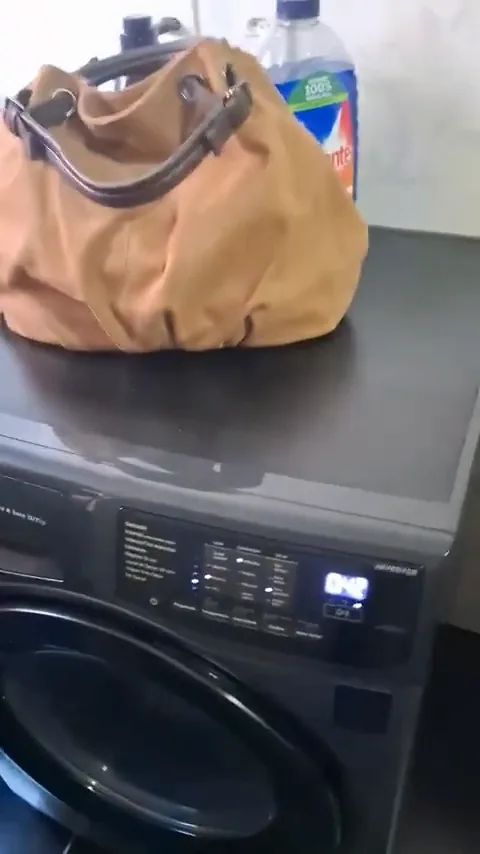 Máquina Electrolux centrifugando roupas em alta rotação no ciclo