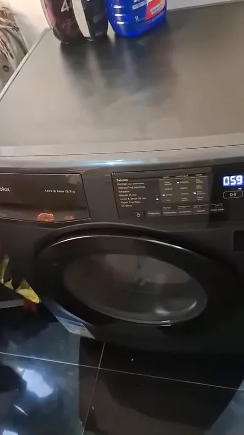Tambor da lava e seca Electrolux girando durante lavagem