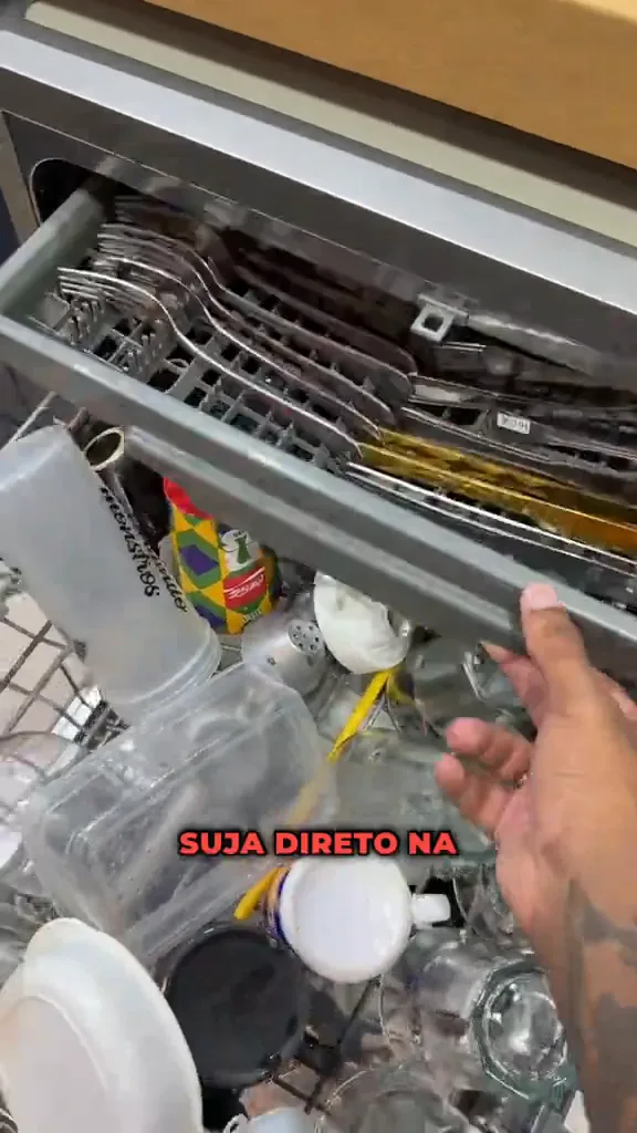 Terceira bandeja superior da lava-louças acomodando diversos talheres organizados