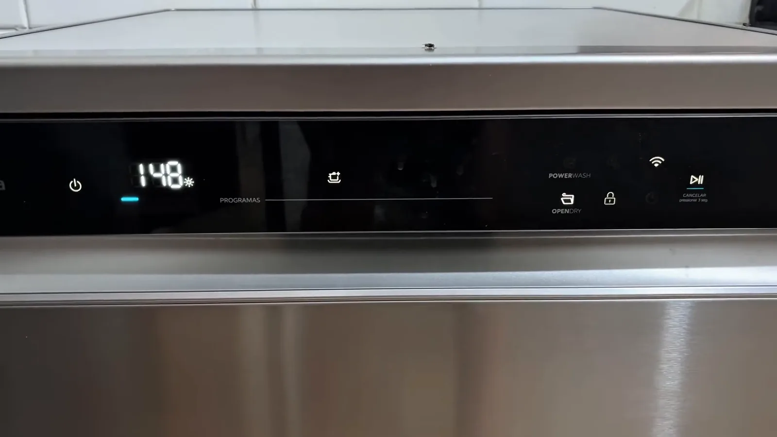 Painel digital com display e funções da lava-louças Midea