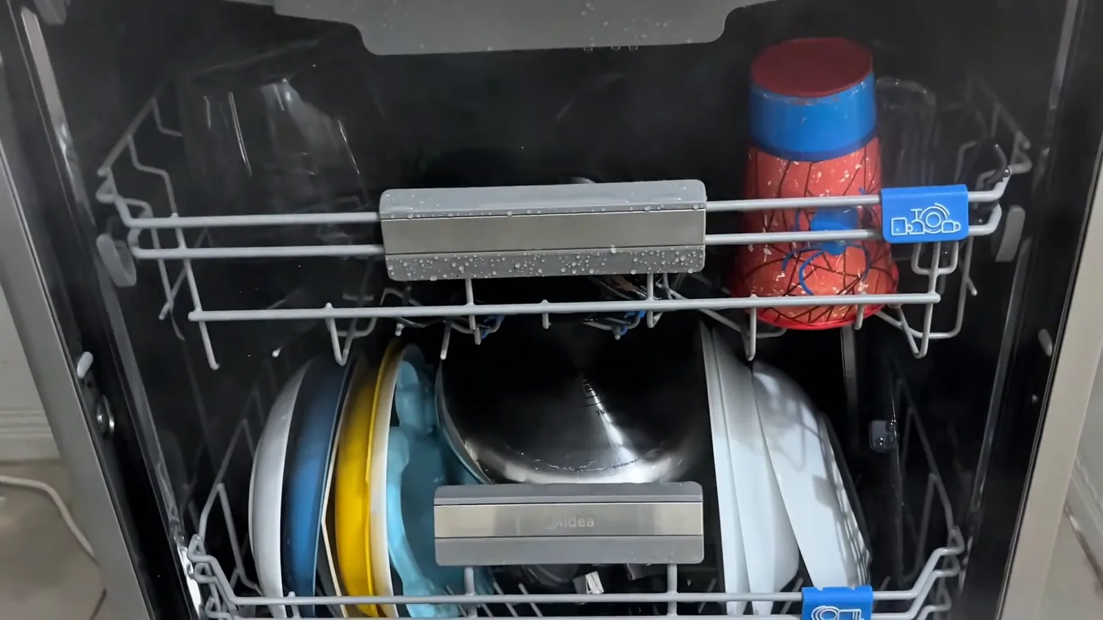 Interior da lava-louças com louças limpas e vapor de higienização