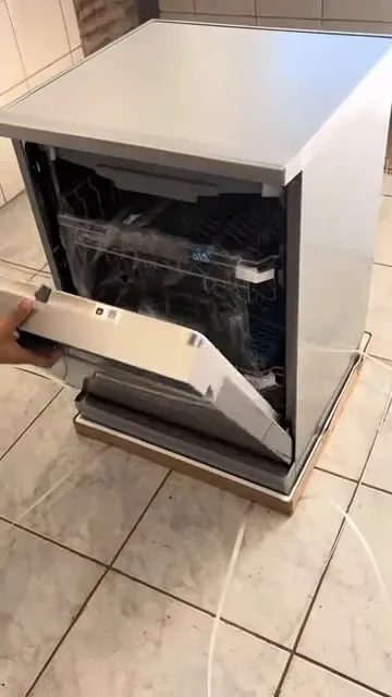 Abertura da porta frontal revelando o compartimento interno da lava-louças