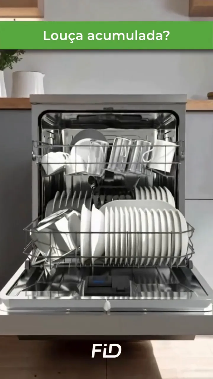 Interior da lava-louças Philco com pratos e copos organizados nos cestos