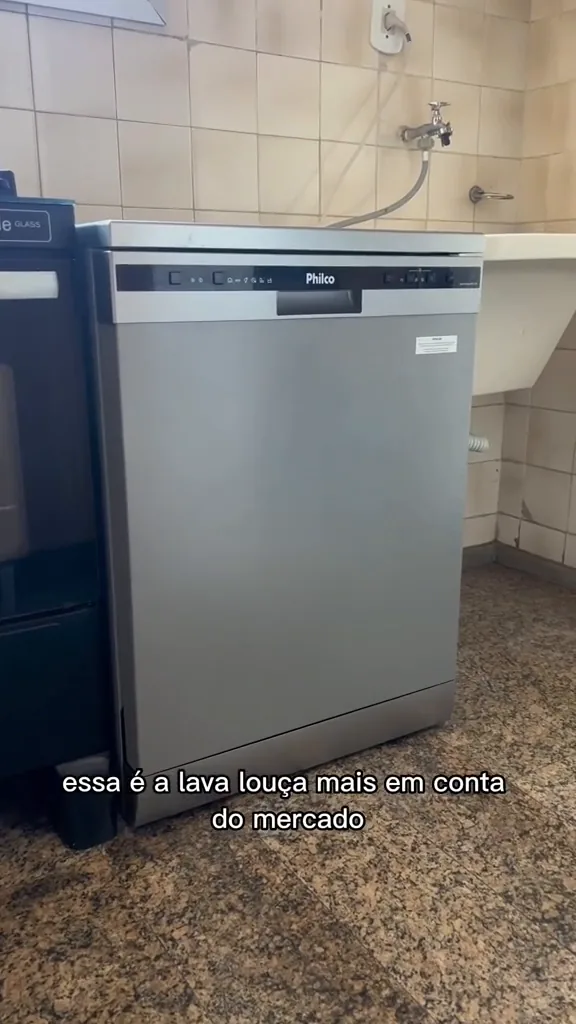 Lava-louças Philco PLL14 instalada na cozinha com acabamento em inox