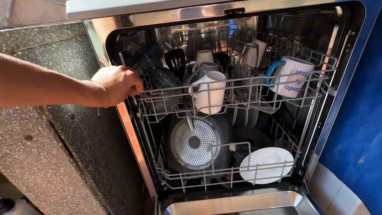 Cestos da lava-louças Philco PLL14A carregados com pratos e panelas