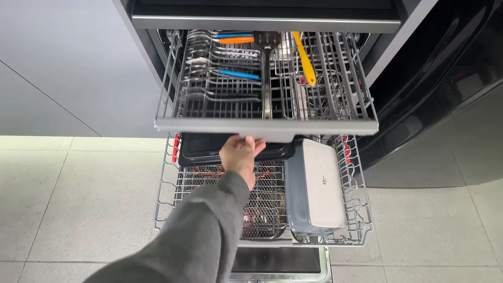 Terceiro cesto superior exclusivo para talheres e utensílios