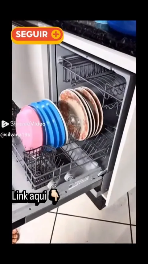Acomodação de pratos no cesto inferior da lava-louças Brastemp BLF08BS