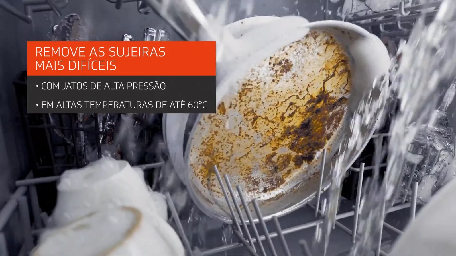 Jato de água quente removendo sujeira pesada de panela interna