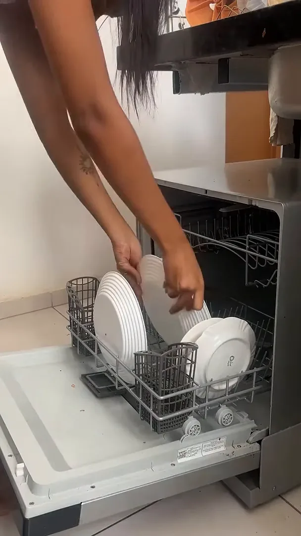 Organização de pratos no cesto inferior da lava-louças Brastemp