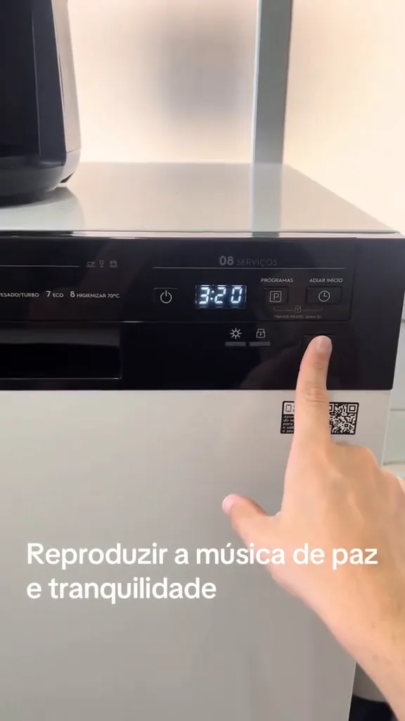 Painel digital da lava-louças Electrolux aceso indicando o tempo de ciclo