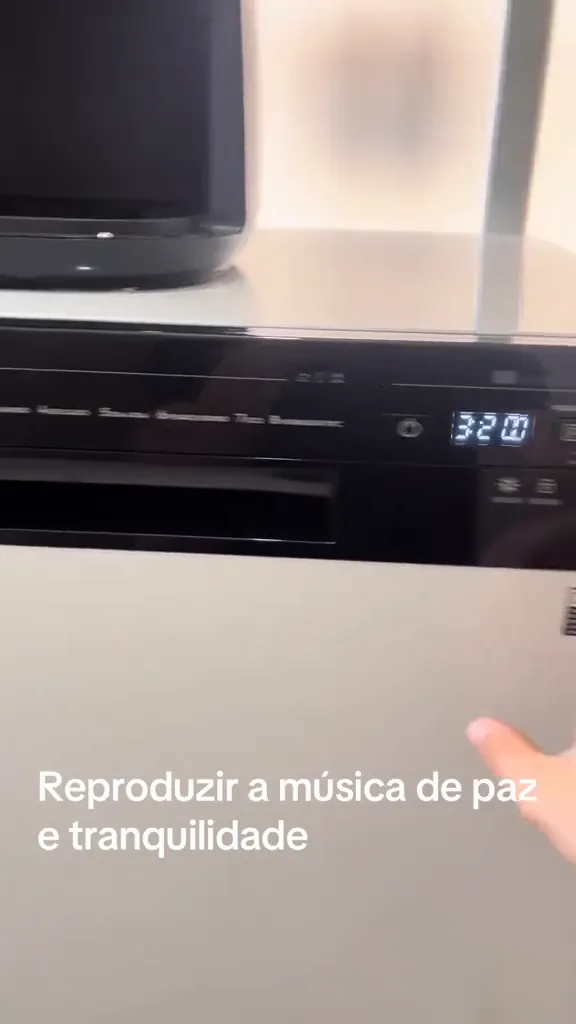 Painel digital da lava-louças Electrolux LB08E exibindo o tempo de lavagem