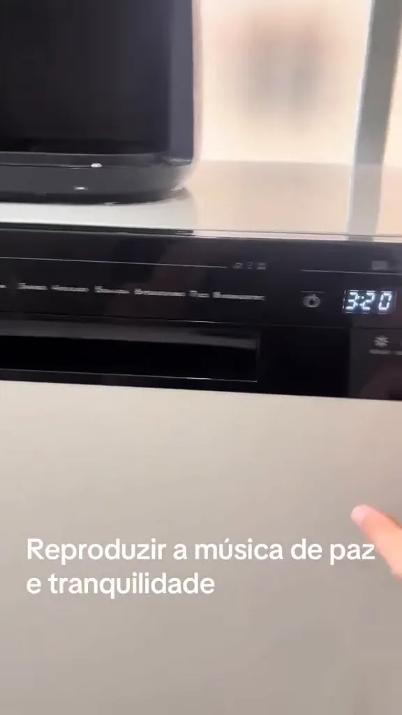 Ligando e acionando o ciclo no painel digital da lava-louças Electrolux