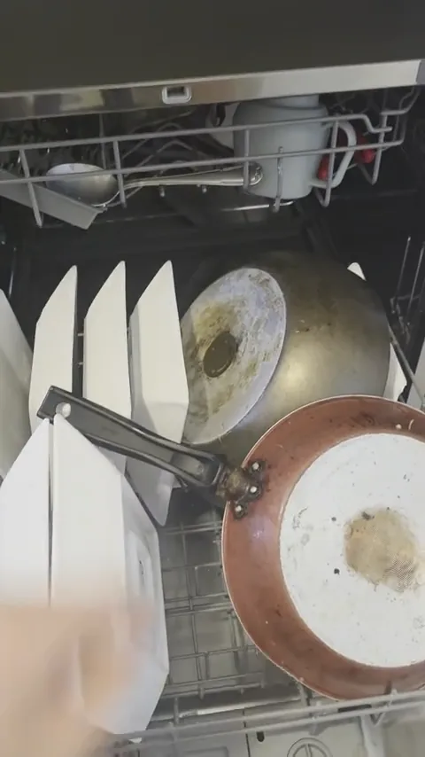 Cesto interno da lava-louças Electrolux acomodando louças e panelas