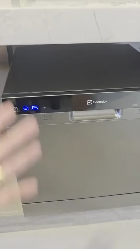 Lava-louças Electrolux com visor digital indicando tempo restante do ciclo