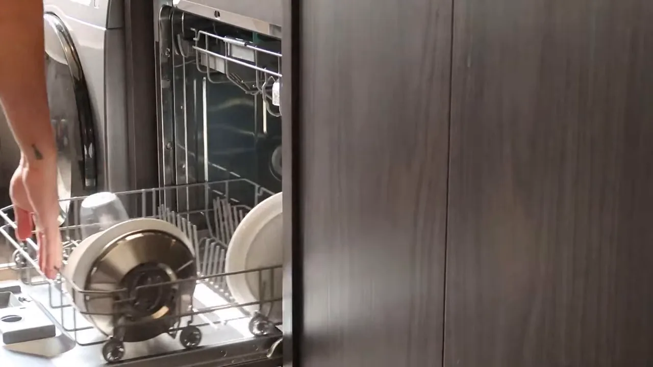 Abertura da porta com louças e panelas no cesto