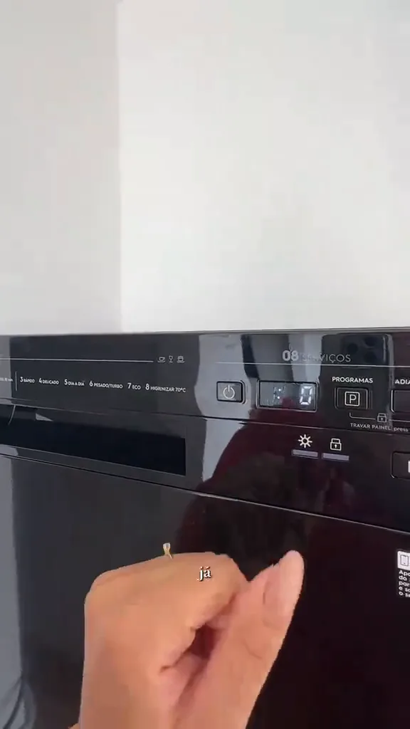 Painel digital exibe o tempo restante do ciclo de lavagem
