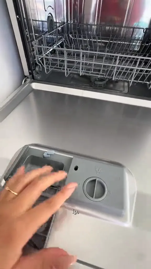 Dispenser de sabão e líquido secante na porta interna da máquina