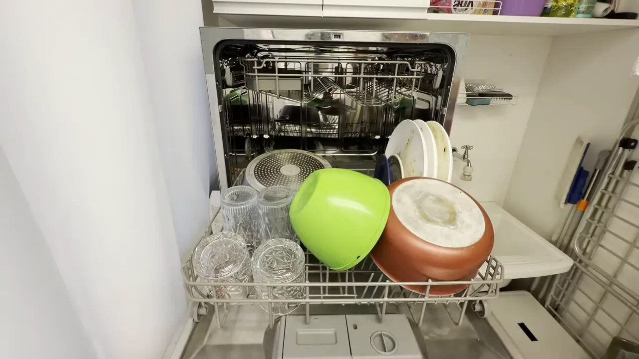 Carregamento de panelas e recipientes no cesto inferior da lava-louças