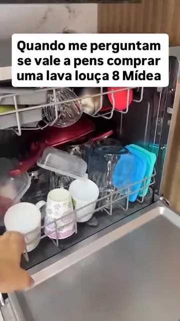 Abertura e visualização dos cestos carregados da lava-louças Midea