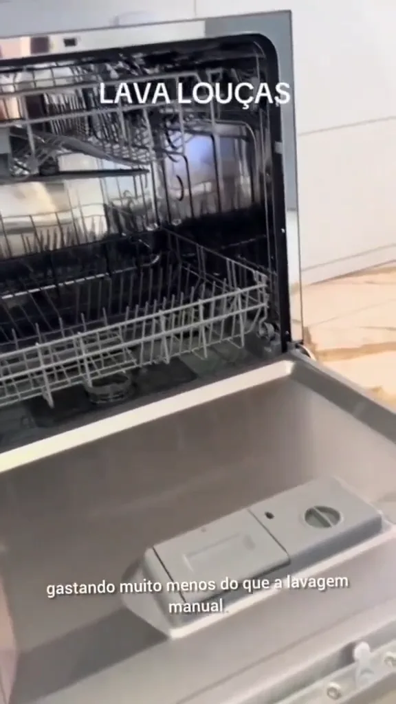 Interior da lava-louças Midea com cuba em inox e dois cestos