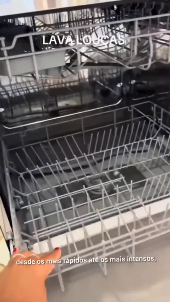 Deslizamento do cesto inferior para organização do espaço interno da lava-louças