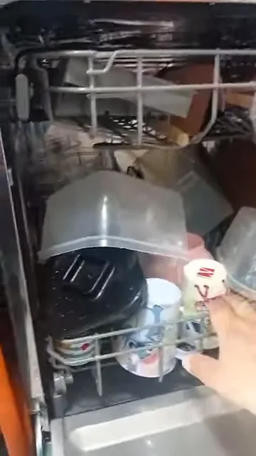 Cesto inferior da lava-louças abastecido com recipientes plásticos e tigelas