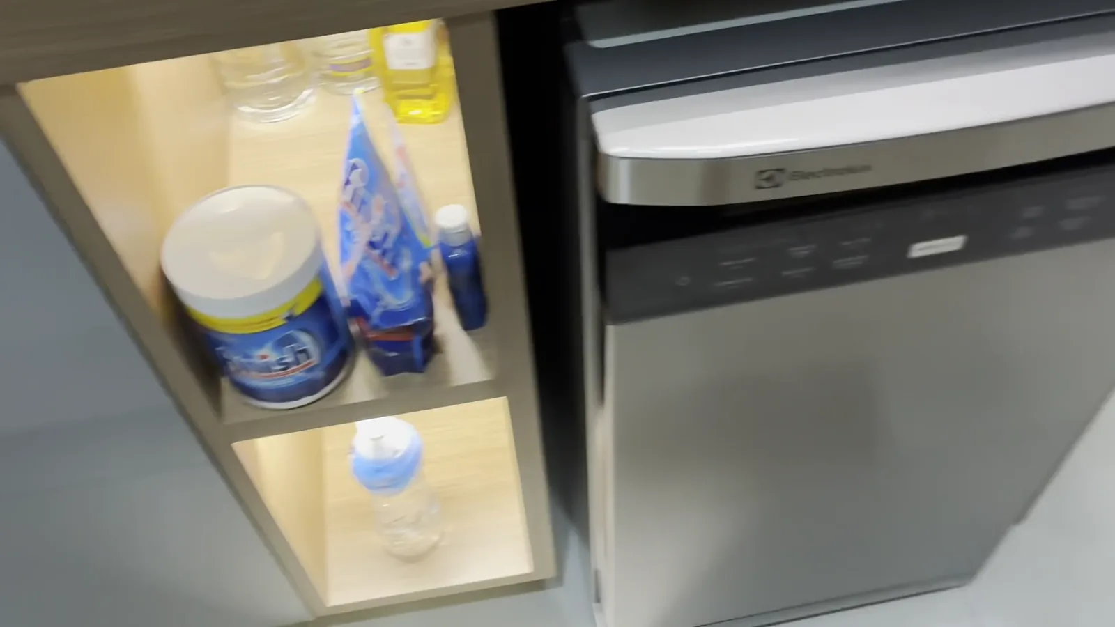 Lava-louças compacta Electrolux LL10X instalada perfeitamente no nicho da cozinha