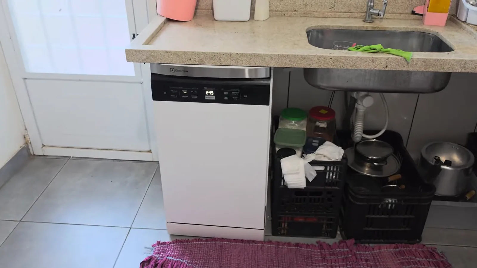 Lava-louças slim instalada sob a bancada da cozinha compacta