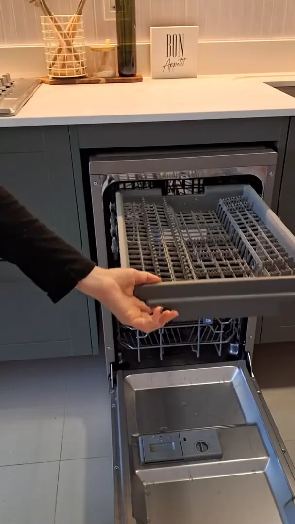 Terceira bandeja superior para talheres na lava-louças Electrolux
